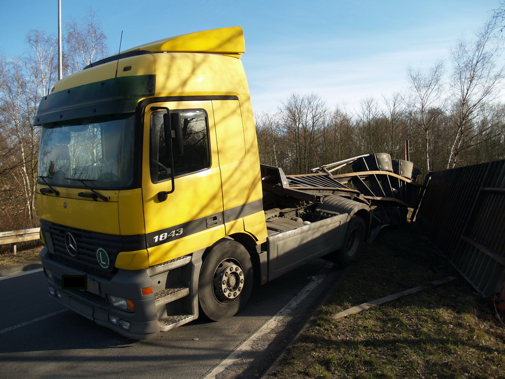 LKW verliert Container Koeln Niehler Ei P008.JPG